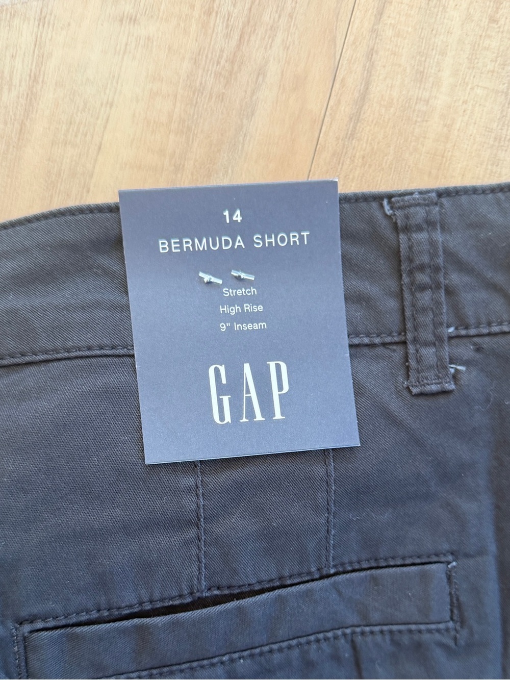 GAP women’s Bermuda Short - Picture 3 of 5